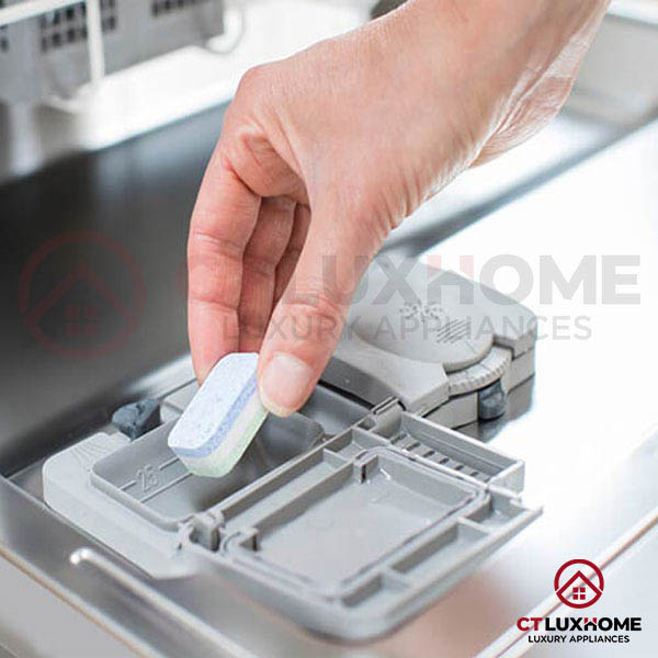 Cho viên rửa bát vào đúng ngăn máy rửa bát Bosch.