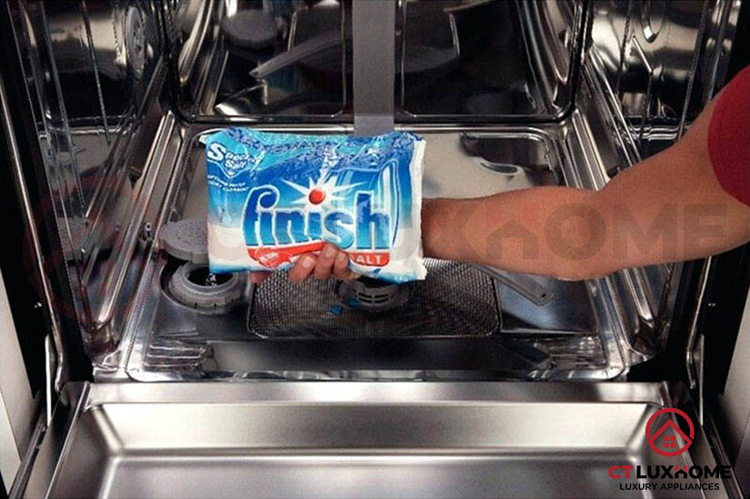 Đổ muối vào máy rửa bát Bosch.