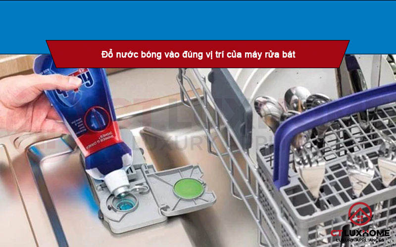 Cho nước làm bóng vào đúng vị trí của máy rửa chén Bosch.