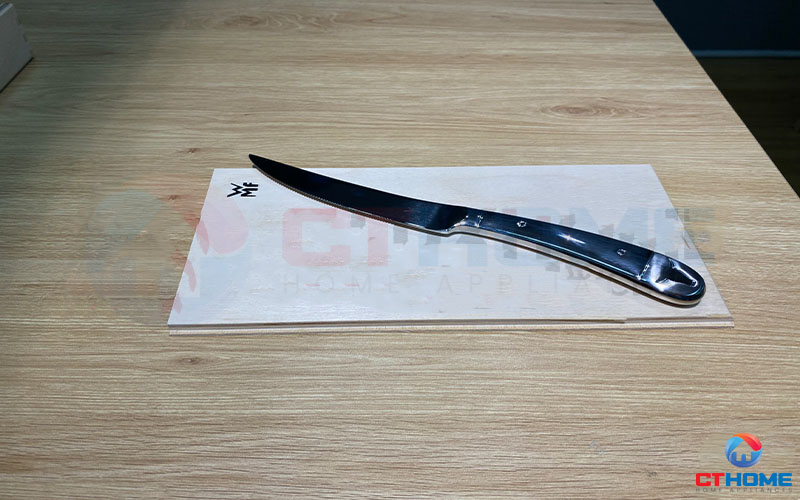 Cắt nhẹ nhàng những miếng bít tết