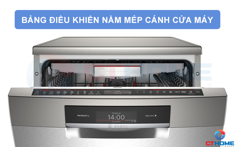 Thiết kế bảng điều khiển máy rửa bát SMS8YCI01E nằm ở mép trên cánh cửa máy - bước cải tiến so với dòng máy cũ.